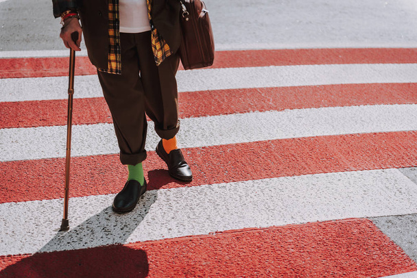 Hipster old man stopping at pedestrian crossing - Photo, Image