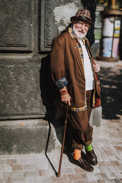 Cheerful stylish old man leaning against the wall - Foto, Imagem