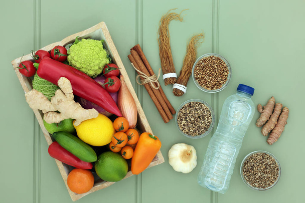 Diéta egészség élelmiszer-máj méregtelenítő koncepció a friss gyümölcsök, zöldségek, víz, gyógynövény magvak, gyógynövények és fűszerek. Élelmiszerek magas antioxidánsok, omega 3, vitaminok & élelmi rost.   - Fotó, kép