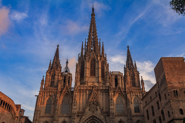 Вид на готический собор Святого Креста и Святой Эулалии или кафедральный собор Барселоны, резиденция архиепископа Барселоны, Испания
 - Фото, изображение