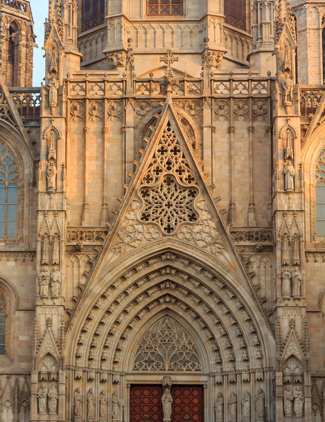 Украшенная готическая деталь фасада и отделки у главных ворот собора Святого Креста и Святой Эулалии, или кафедрального собора Барселоны на закате в Барселоне, Испания
 - Фото, изображение