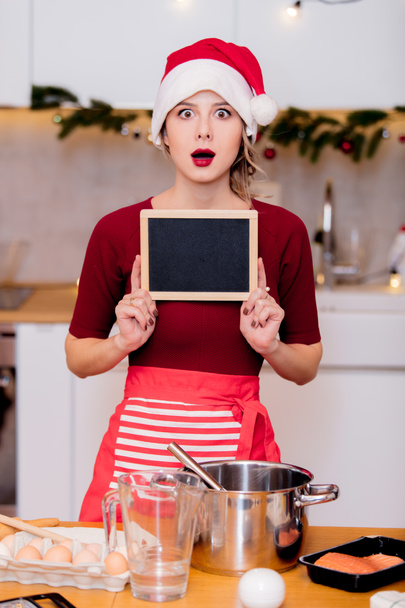 pişirme sırasında kız holding yazı tahtası - Fotoğraf, Görsel