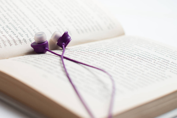 Ακουστικό βιβλίο έννοια, ακουστικά και χαλαρώστε με ακουστικά και το βιβλίο, το βιβλίο, ακούστε ακουστικό βιβλίο - Φωτογραφία, εικόνα