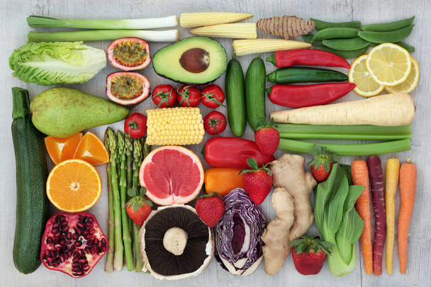Concepto de alimentación saludable para fitness con verduras frescas, frutas, hierbas, especias Súper alimentos ricos en antioxidantes, antocianinas, vitaminas y fibra dietética. Puesta plana
. - Foto, imagen