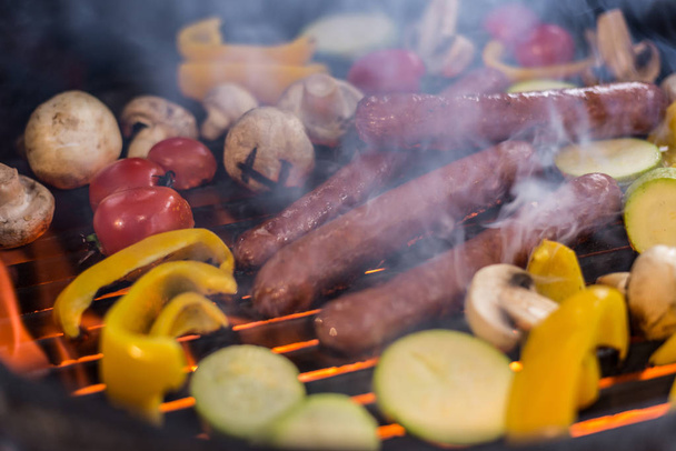 sausages and vegetables on the grill - Fotoğraf, Görsel