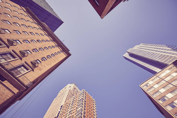 Дивлячись на Манхеттені хмарочосів, vintage кольорів тонування прикладної, Нью-Йорк, США. - Фото, зображення