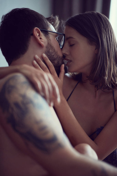 Genç seksi çift ateşli öpüşme - Fotoğraf, Görsel