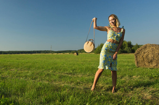 красивая девушка в летнем поле
 - Фото, изображение