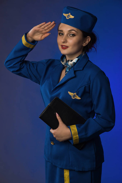 όμορφη νεαρή κοπέλα pinup στο κοστούμι του αεροσυνοδός - Φωτογραφία, εικόνα