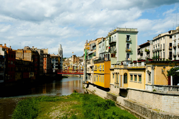 Casas de colores en el río Onyar - Girona - España
 - Foto, imagen