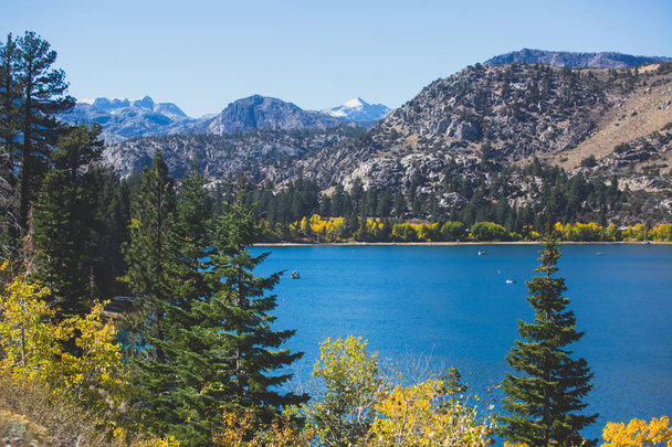 schöne lebendige Aussicht auf den Juni-See, Mono County, Kalifornien, mit Bergen der Sierra Nevada und Carson Peak im Hintergrund, vereinigter Staat - Foto, Bild