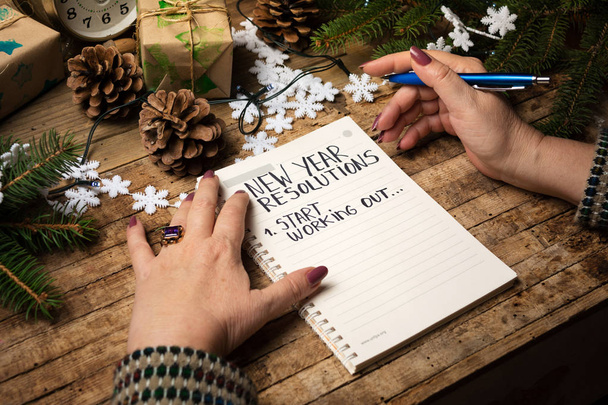 Vrouw schrijven start uitwerken als resolutie new year - Foto, afbeelding