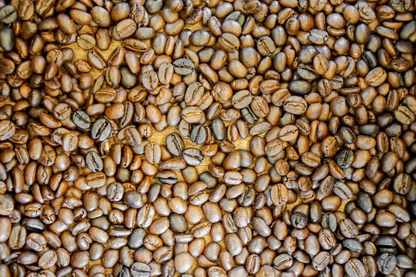 Closeup pražená kávová zrna na pozadí obrazovky a tapety. - Fotografie, Obrázek