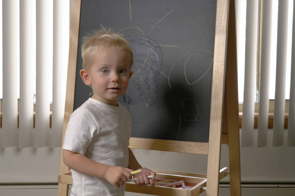 Sevimli küçük çocuk (yürümeye başlayan çocuk, iki yaşında). Kara tahta çizim. Çocuk kavramı için erken çocukluk eğitimi. Anaokulu, okul öncesi, anaokulu. - Fotoğraf, Görsel
