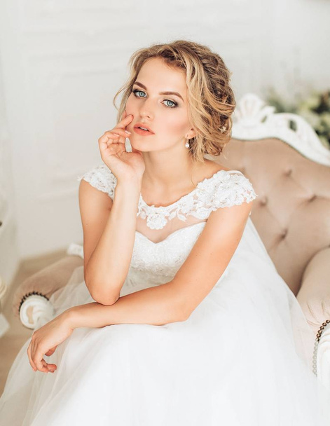Beautiful young bride in white wedding dress posing  - Foto, Bild