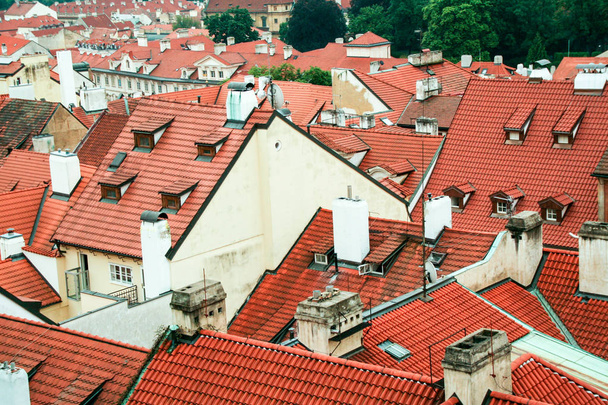 プラハ、チェコ共和国の都市の赤い屋根の空撮 - 写真・画像