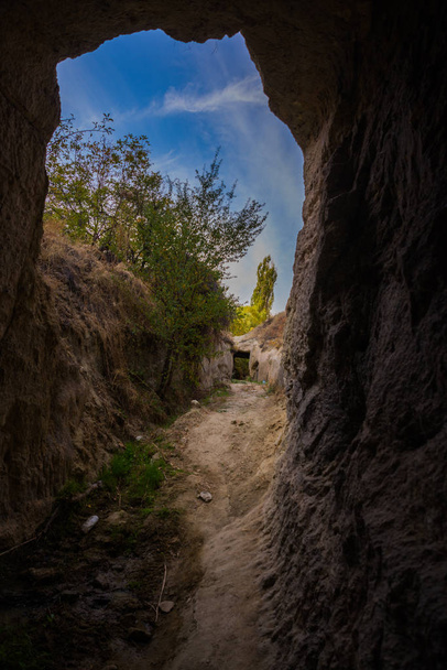 Malebnou přírodní skalní tunel na hoře stezka údolím, Kappadokie, Göreme region, Anatolie, Turecko - Fotografie, Obrázek
