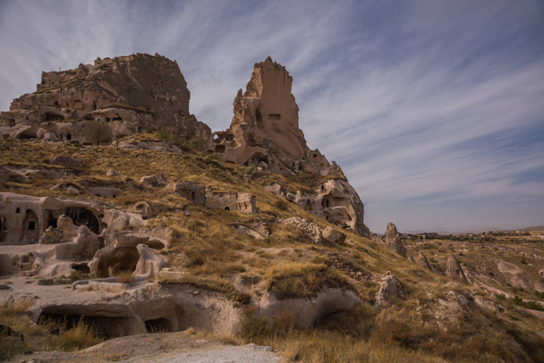 Uchisar, Cappadocia, Anatolia: The fortress Urchisar Castle in Cappadocia located on the highest point in the region. Houses are built into the hillside. - Foto, immagini