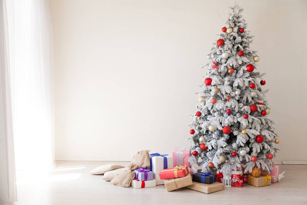 νέο έτος Χριστούγεννα σπίτι εσωτερικό λευκό χριστουγεννιάτικο δέντρο φώτα twinkle δώρα διακοπών χειμώνα - Φωτογραφία, εικόνα