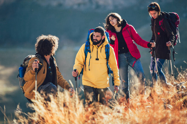 Grupo de caminhantes caminhando em uma montanha no dia de outono
  - Foto, Imagem