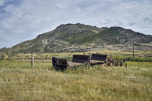 旧ソ連の自動車・ Sartymbet 村、「修道院」や「Aiyrtau」石山から遠くない草原で放棄された農業機械付近の東カザフスタンのウスチカメノゴルスク町 - 写真・画像