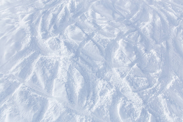 Schneehang mit Spuren von Skiern. Blick von oben. Niemand. Skigebiet. - Foto, Bild