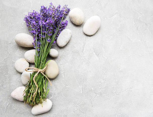 свіжі лавандові квіти і масажні камені на бетонному фоні
 - Фото, зображення