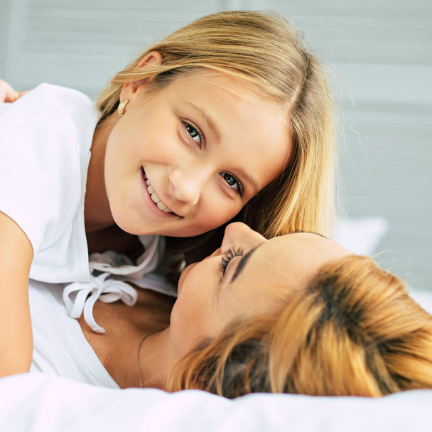 Happy mother and daughter together at home - Foto, Imagem