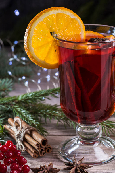 Vánoční svařené víno a mandarinky na dřevěné pozadí. - Fotografie, Obrázek