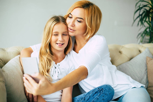 Mother and daughter taking selfie - Foto, immagini
