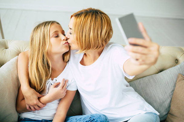 Mother and daughter taking selfie - Fotografie, Obrázek
