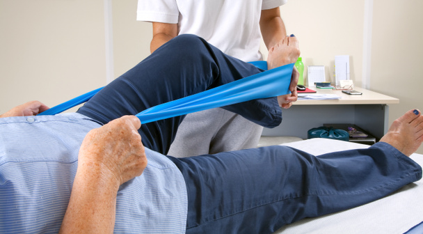 Starszych pacjentów poddawanych rehabilitacji z niebieski gumką - Zdjęcie, obraz