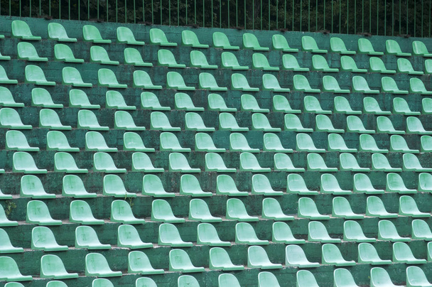 Vazio verde plástico espectadores assentos closeup no campo de ténis stand
 - Foto, Imagem