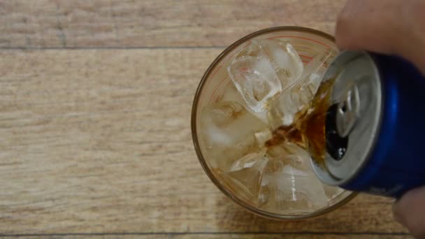 hand gieten cola uit op ijs in glas en bubble drijvende kunnen - Video