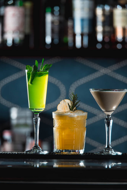 řada různých barevná alkoholické koktejly na baru stůl. Brýle dife tvarů - Fotografie, Obrázek