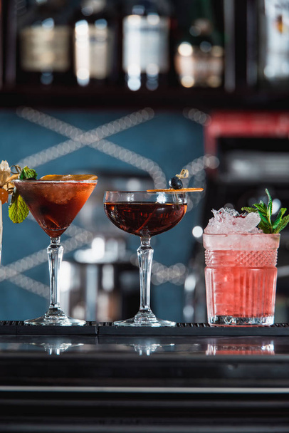 řada různých barevná alkoholické koktejly na baru stůl. Brýle dife tvarů - Fotografie, Obrázek