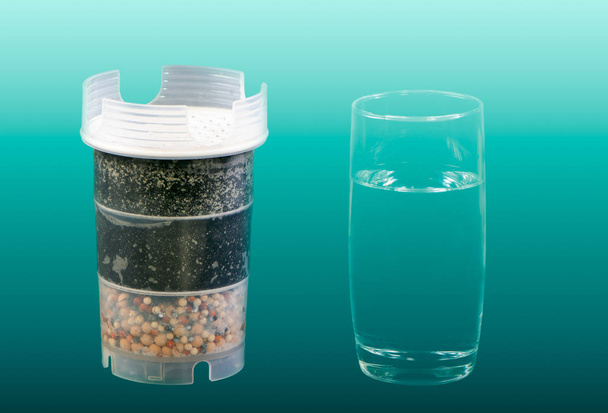 Filtro de purificação de água com carbono ativo e um copo de água potável fresca e limpa
 - Foto, Imagem