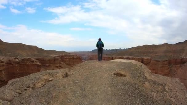 Reisetourist Mann beim Selfie-Video-Wandern in zion park mountains canyon, utah, USA. er lächelt und genießt die atemberaubende Aussicht - Filmmaterial, Video