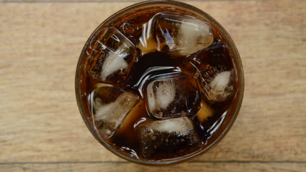 Cola auf Eis mit Blase im Glas - Filmmaterial, Video