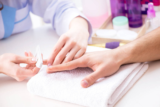 Mani durante la sessione di cura della manicure
 - Foto, immagini