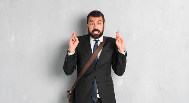 Бізнесмен з бородою з пальцями перетинає і бажає кращого
 - Фото, зображення