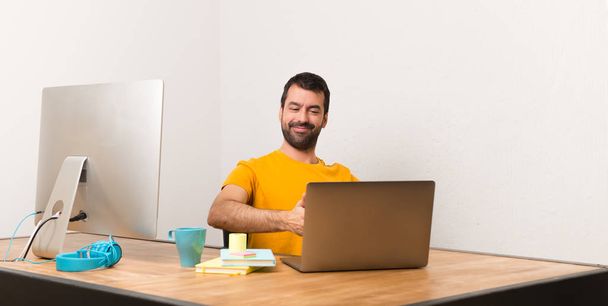 Человек, работающий с laptot в офисе рукопожатия после хорошей сделки
 - Фото, изображение