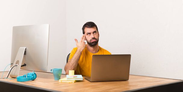 Mężczyzna pracujący z laptot w biurze z problemami Dokonywanie gestem samobójstwo - Zdjęcie, obraz