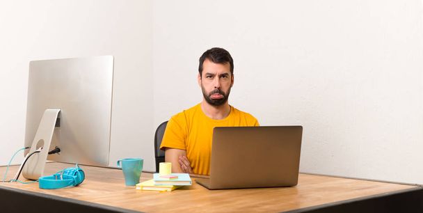 男の悲しい、落ち込んだ表情でオフィスで laptot での作業 - 写真・画像