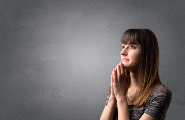 modlící se mladá dívka - Fotografie, Obrázek