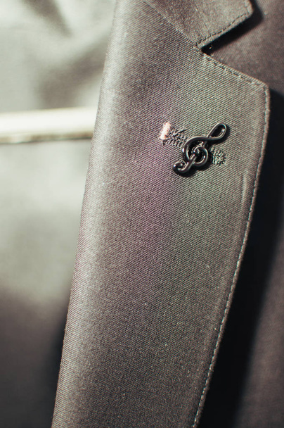 The squeaky key is embroidered on a suit - Фото, зображення