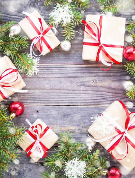 Χριστούγεννα με fir tree και διακοσμήσεις και δώρο κουτιά σε ξύλινη σανίδα με φόντο χιόνι. - Φωτογραφία, εικόνα