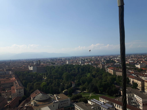 Een verbazingwekkende fotografie van de stad Turijn van Italië in de zomerdagen van het hoge en lage deel van de stad met inbegrip van de prachtige rivier van Po van het centrum - Foto, afbeelding