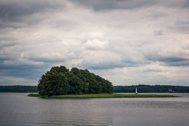 Wegorzewo、マズリア、ポーランドの近くの Swiecajty 湖 - 写真・画像