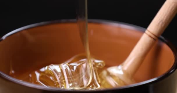 Honing gieten in de kom close-up. Gezonde natuurlijke zoete dessert. - Video